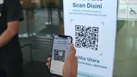 Pengunjung ataupun pegawai Mal Summarecon Serpong wajib scan barcode Pedulilindungi sebagai syarat masuk ke dalam mal di tiap pintu masuk. (Liputan6.com/Pramita Tristiawati)