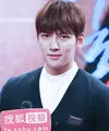 Ji Chang Wook resmi menjadi tentara aktif pada 14 Agustus 2017. Aktor kelahiran 5 Juli 1987 ini melakukan pelatihan dasar di Markas Infantri 3 di Cheorwon, Gangwon. Ia akan menyelesaikan wamilnya pada Mei 2019. (Foto: soompi.com)