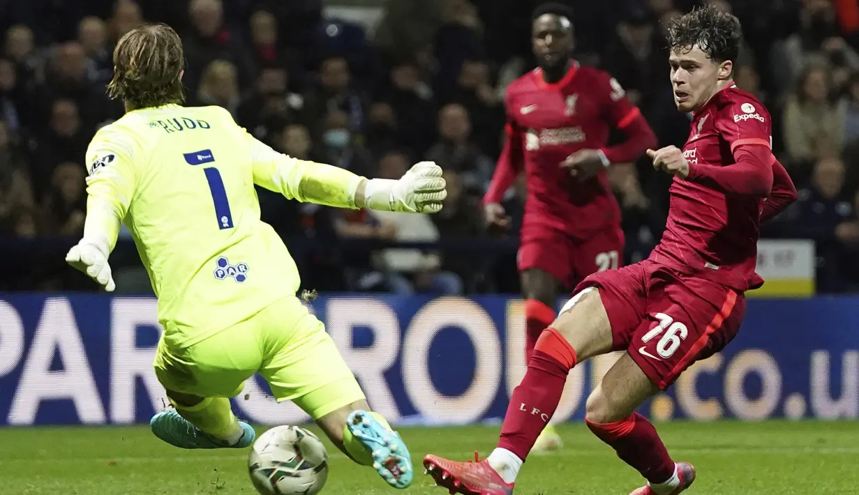 Pemain Liverpool Neco Williams (kanan) mencoba untuk mencetak gol melewati kiper Preston North End Declan Rudd pada pertandingan Piala Liga Inggris di Stadion Deepdale, Preston, Inggris, 27 Oktober 2021. Liverpool menang 2-0. (AP Photo/Jon Super)