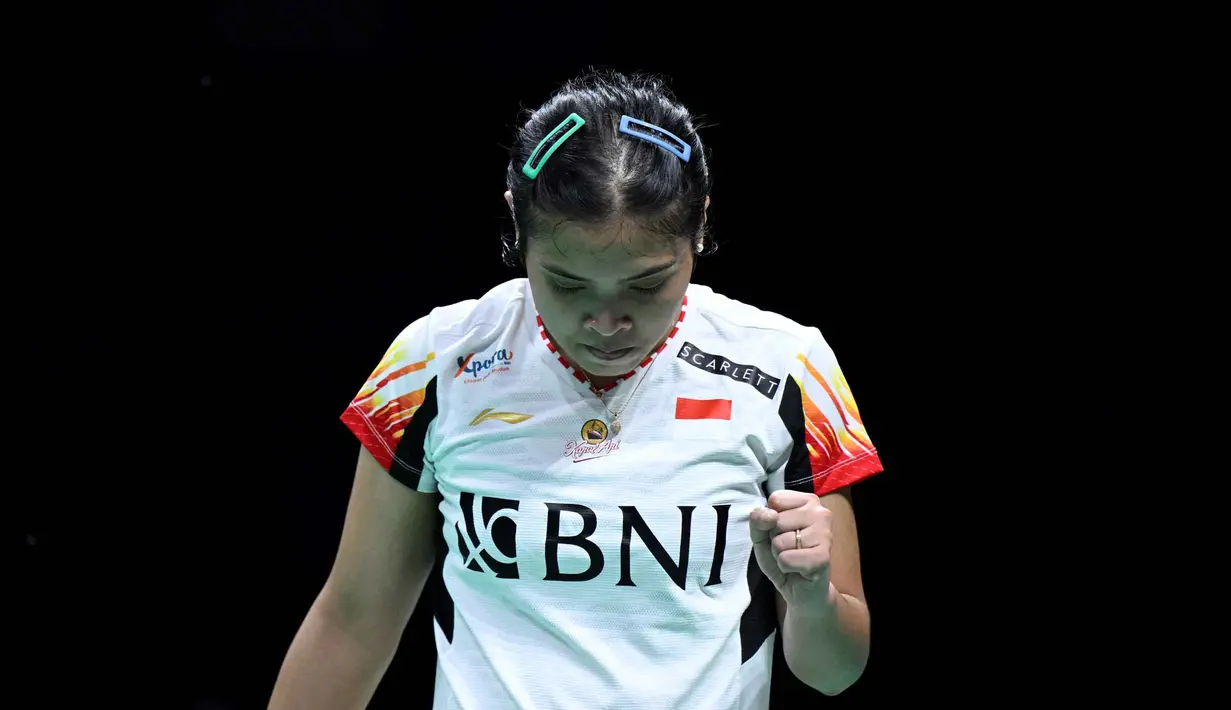 Pebulu tangkis Indonesia, Gregoria Mariska Tunjung bereaksi setelah memenangkan satu poin melawan Ratchanok Intanon dari Thailand dalam perempat final tunggal putri di turnamen bulu tangkis Piala Thomas dan Uber di Chengdu, provinsi Sichuan, Tiongkok pada 3 Mei 2024. (WANG Zhao/AFP)