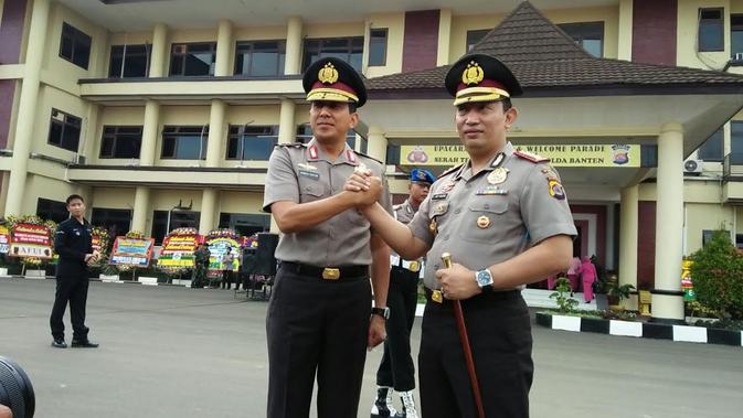 Kapolda Banten Kombes Pol Listyo Sigit Prabowo (sebelah kanan) berjabat tangan dengan mantan Kapolda Banten Brigjen Pol Ahmad Dofiri (Liputan6.com/ Yandhi Deslatama)