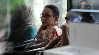 Ketua DPRD Banten, Asep Rahmatullah menunggu di lobi gedung KPK, Jakarta, Selasa (15/12). Asep akan diperiksa sebagai saksi kasus dugaan suap Wakil Ketua DPRD Banten SM Hartono dan Anggota DPRD Banten Tri Satriya Santosa. (Liputan6.com/Helmi Afandi)