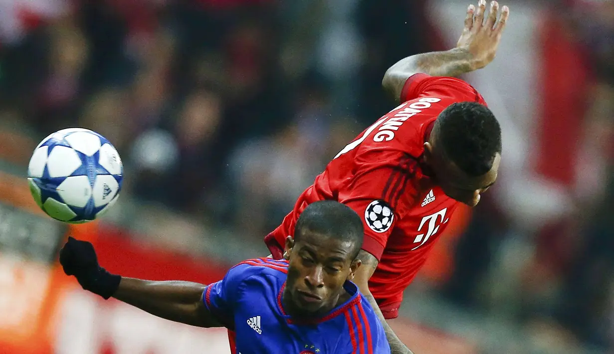 Pemain Bayern Munchen, Jerome Boateng  (kanan) berduel dengan pemain Olympiacos, Sabe P pada lanjutan Liga Champions Gurp F di Stadon Allianz Arena, Munich, Jerman, Rabu ( 25/11/2015) dini hari WIB. (REUTERS/Michael Dalder) 