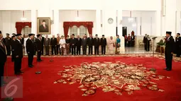 Presiden Jokowi (kanan) melantik 10 Dubes Luar Biasa dan Berkuasa Penuh (LBBP) RI di Istana Negara, Jakarta, Kamis (25/2). 10 Dubes LBBP tersebut akan mewakili pemerintah Indonesia di berbagai negara sahabat. (Liputan6.com/Faizal Fanani)