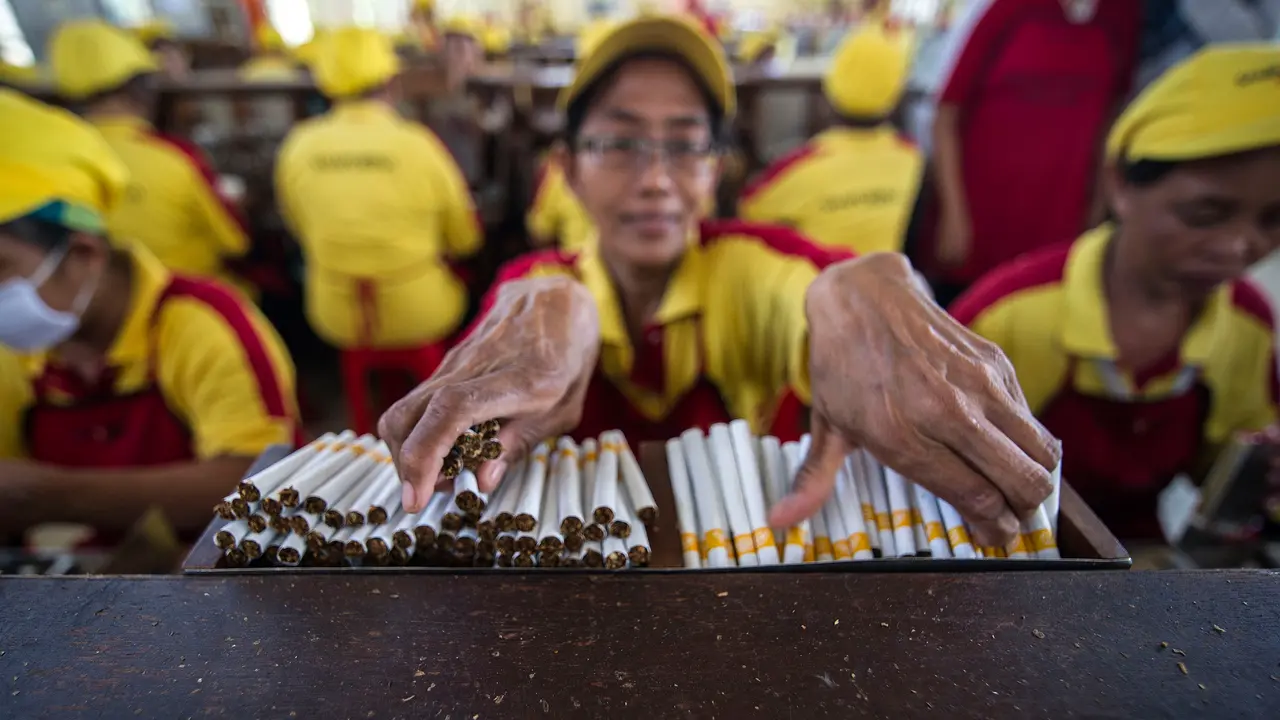 Direktor Jenderal Bea dan Cukai Kementerian Keuangan (Kemenkeu) tengah mengkaji usulan kenaikan harga rokok menjadi Rp 50 ribu per bungkus.