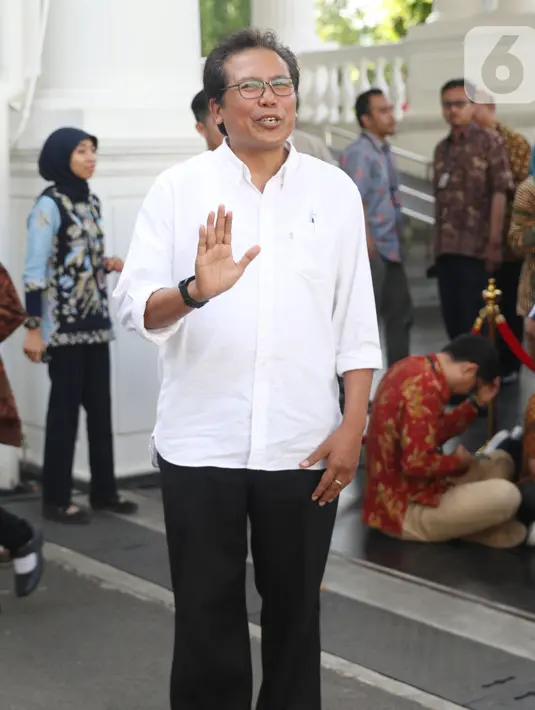 Mantan aktivis Fadjroel Rahman meninggalkan Kompleks Istana Kepresidenan di Jakarta, Senin (21/10/2019). Sebelumnya, Presiden Joko Widodo (Jokowi) telah menjanjikan bakal mengenalkan para calon menterinya hari ini atau sehari setelah pelantikan. (Liputan6.com/Angga Yuniar)