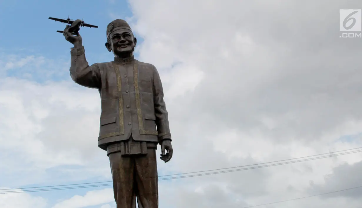 Tampilan patung Presiden Indonesia ketiga Bacharuddin Jusuf Habibie memegang pesawat di Isimu, Kabupaten Gorontalo, Gorontalo, Jumat (4/1). Patung perunggu yang dibuat oleh Pemprov Gorontalo tersebut masih tahap pembangunan. (Liputan6.com/Arfandi Ibrahim)