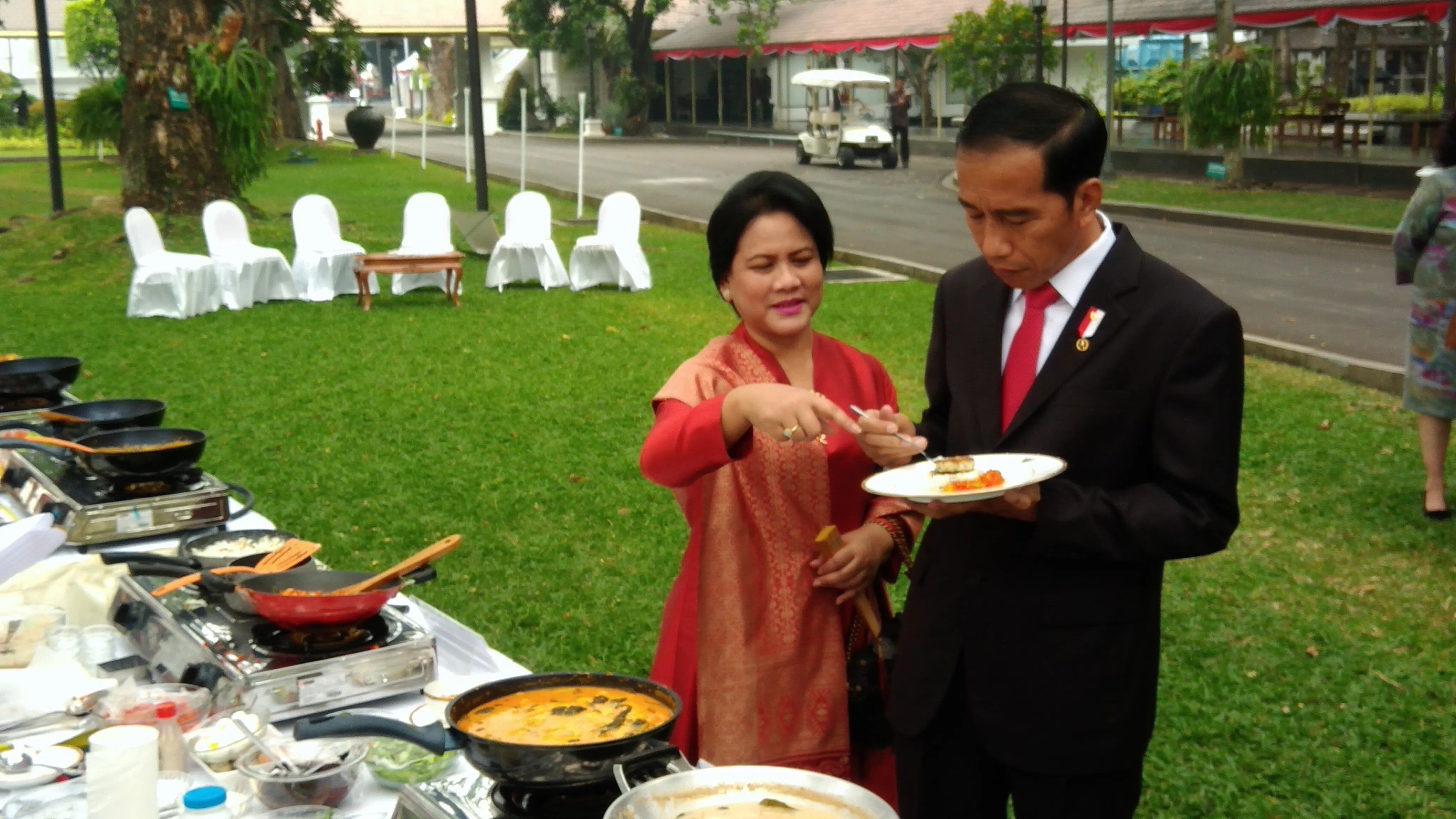 Jokowi cicipi masakan pemenang Lomba Masak Ikan di Istana Kepresidenan (Setpres)). 