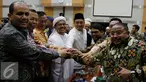 Imam Besar FPI Rizieq Shihab (keempat dari kiri) bersama sejumlah tokoh GNPF MUI berjabat tangan dengan anggota Komisi III DPR saat mendatangi Komisi III di Gedung Nusantara II, Kompleks Parlemen Senayan, Jakarta, Selasa (17/1). (Liputan6.com/JohanTallo)