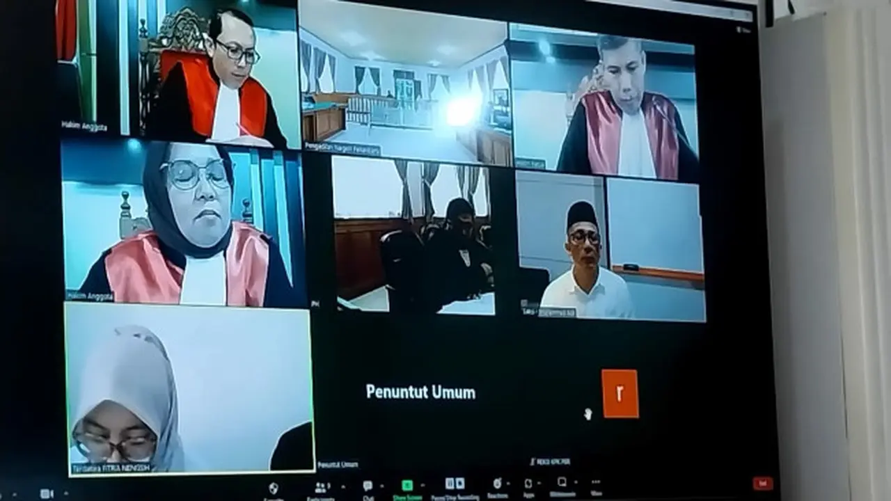 Persidangan suap jasa travel umrah di Kepulauan Meranti dengan terdakwa Kepala BPKAD Meranti, Fitria Nengsih (kiri bawah).