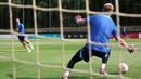 Gelandang Manchester City, Jack Grealish (kiri) saat menjalani sesi latihan bersama Timnas Inggris di pusat latihan Manchester United, Carrington Training Ground, Manchester (17/6/2023) sebagai persiapan menghadapi Makedonia Utara pada laga Grup C Kualifikasi Euro 2024. (FB/England Football Team)
