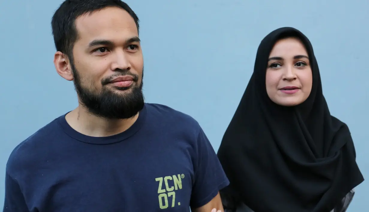 "Oh, dalam Islam kita memang ada (poligami). Kita sebagai seorang muslim tidak boleh menyangkal hukum itu ada di dalam Alquran, itu yang pertama," kata Teuku Wisnu, di kawasan Kapten Tendean, Senin (21/8) dilansir dari Liputan6. (Adrian Putra/Bintang.com)