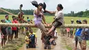 Dua wanita bertarung saat mengikuti perlombaan selama perayaan Tahun Baru Sinhala dan Tamil di Bandaragama, Kolombo (21/4). Sejumlah perlombaan diadakan saat tahun baru umat Hindu, Sinhala dan Tamil yang jatuh 14 April. (AFP Photo/Lakruwan Wannirachchi)