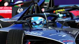 Pembalap Maserati MSG Racing, Maximilian Guenther memacu mobilnya saat balapan Jakarta E-Prix 2023 round-11 di Jakarta International E-Prix Circuit, Ancol, Jakarta, Minggu (04/06/2023). (Bola.com/Bagaskara Lazuardi)