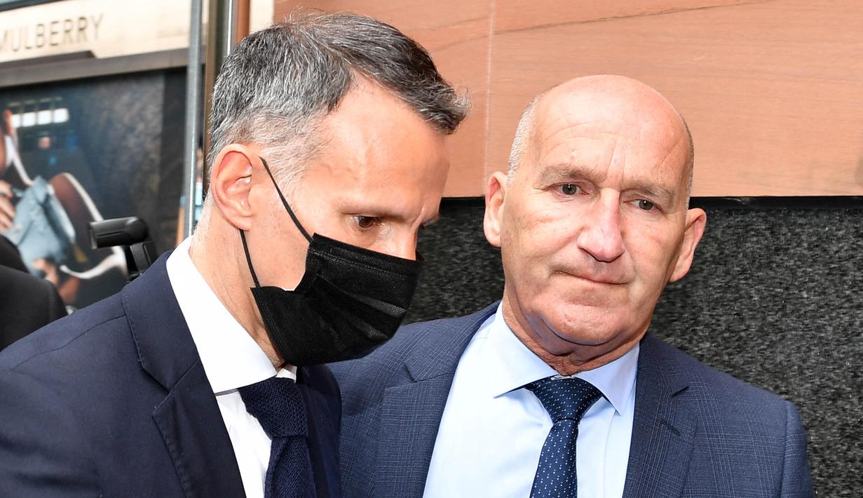 Sehari setelahnya, Ryan Giggs muncul dari kantor polisi. Dia dibebaskan setelah ada jaminan. Sebelum dibebaskan, Giggs diperiksa selama 20 menit oleh pihak Kepolisian Greater Manchester. (Foto: AFP/Paul Ellis)