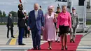 Perdana Menteri Prancis Elisabeth Borne (kanan) menyambut Raja Inggris Charles III dan Ratu Inggris Camilla (Kiri) setibanya di Bandara Orly pada 20 September 2023. (Miguel MEDINA/POOL/AFP)