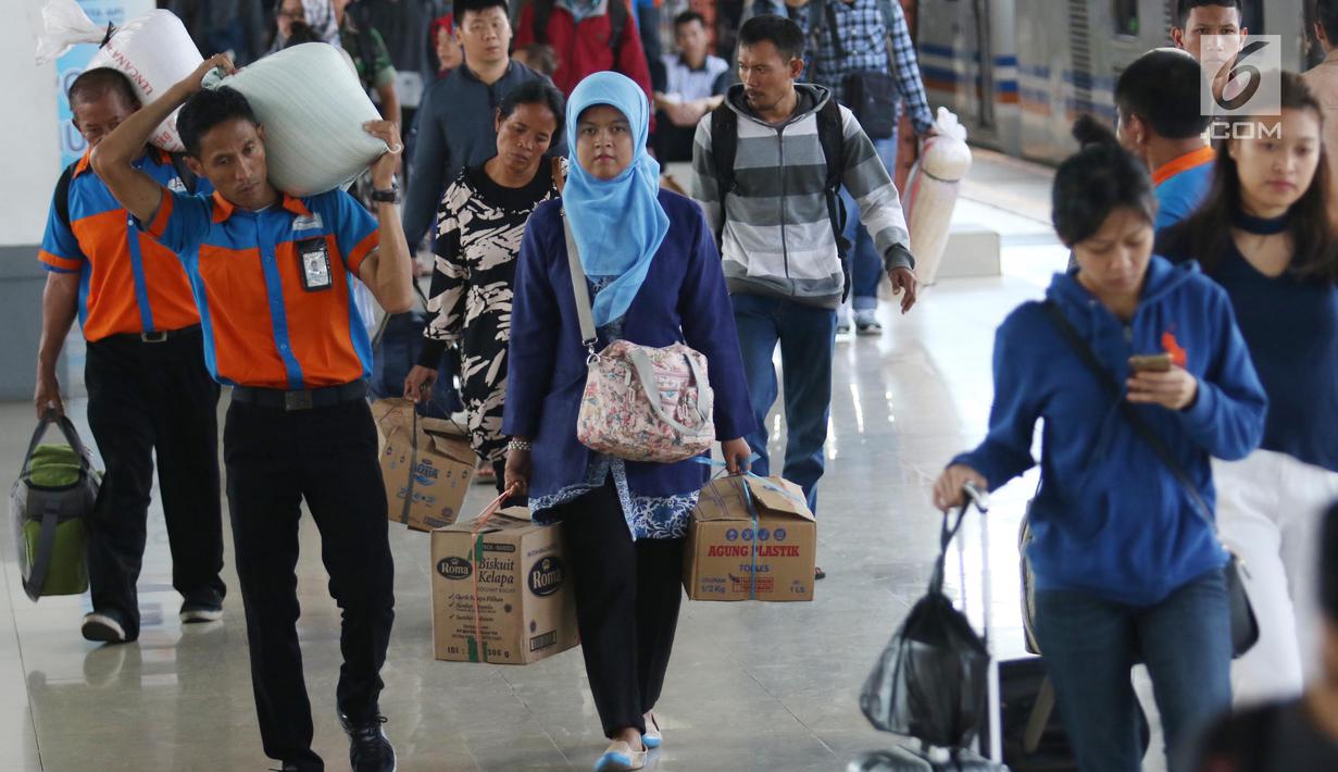 Ratusan penumpang berjalan menuju pintu keluar di Stasiun Senen, Jakarta, Rabu (28/6). Diperkirakan sekitar 22 ribu penumpang akan tiba di Stasiun Pasar Senen pada hari ini, Rabu 28 Juni 2017 atau H+3 lebaran. (Liputan6.com/Angga Yuniar)