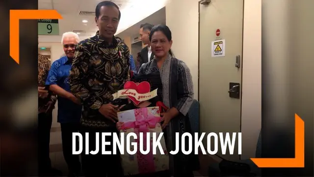 Presiden Jokowi turut menjenguk putri Denada, Shakira Aurum. Ia juga memberi kado spesial dan berjanji akan mengajak Shakira jalan-jalan di Istana Bogor.