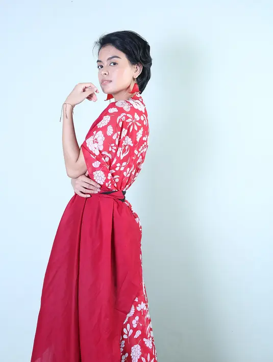 Beberapa waktu lalu, Eva Celia merilis album perdana. Album bertajuk And So It Begins itu, dengan menggunakan bahasa Inggris. Lantas apa yang menjadi alasan putri Sophia Latjuba ini. (Bambang E. Ros/Bintang.com)