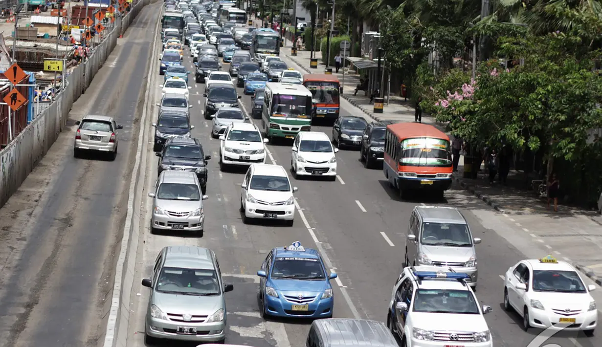 Ruas jalan MH Thamrin tanpa pengendara sepeda motor, Jakarta, Rabu (17/12/2014). (Liputan6.com/Faizal Fanani)