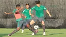 Nelson Alom dan Gavin Kwan (kanan) berebut bola pada sesi latihan di Lapangan ABC Senayan, Jakarta (22/6/2018). Timnas melakukan persiapan untuk melawan Korea pada laga uji coba 23 Juni 2018. (Bola.com/Nick Hanoatubun)