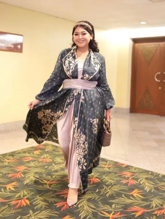 Selebgram Clarissa Putri turut meramaikan malam puncak Puteri Indonesia 2022. Clarissa tampil anggun berbalut busana batik warna hijau. (Instagram/clarissaputri_).