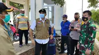 Bupati Tangerang Ahmed Zaki Iskandar geram dan langsung membubarkan serta menutup kawasan wisata Tanjung Pasir di Kecamatan Teluknaga, Sabtu (15/5/2021). (Foto:Liputan6/Pramita Tristiawati)