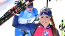 Pose atlet Biathlon asal Itali, Dorothea Wierer saat mengikuti perlombaan Piala Dunia IBU Biathlon di Hochfilzen, Austria, Minggu (20/12/2020). (Foto: AFP/Barbara Gindl)