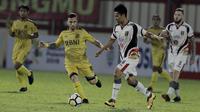 Gelandang Bhayangkara FC, Paulo Sergio, berusaha merebut bola dari gelandang Mitra Kukar, Muhammad Bahtiar, pada laga Liga 1 di Stadion PTIK, Jakarta, Kamis (17/5/2018). Bhayangkara FC menang 1-0 atas Mitra Kukar. (Bola.com/M Iqbal Ichsan)