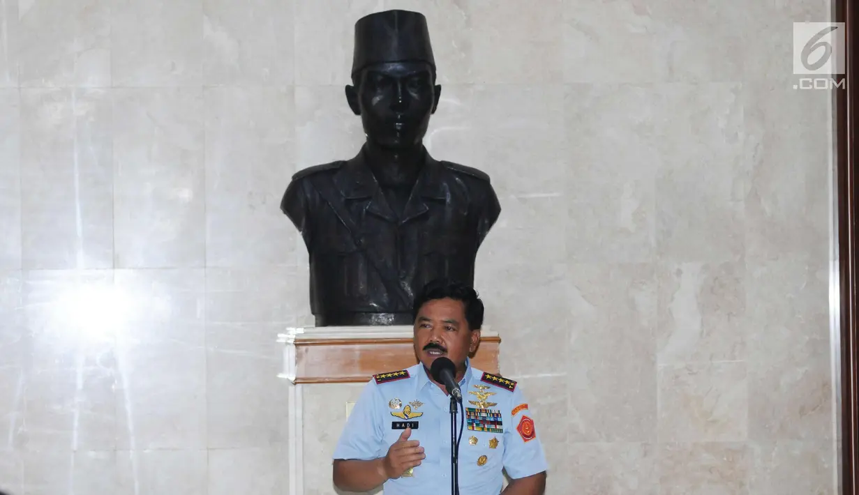 Panglima TNI, Marsekal Hadi Tjahjanto memberi sambutan saat menerima Kapolri, Jenderal Pol Tito Karnavian di Mabes TNI, Jakarta, Senin (11/12). Pertemuan bertujuan meningkatkan soliditas TNI-Polri dalam menjaga keamanan. (Liputan6.com/Helmi Fithriansyah)