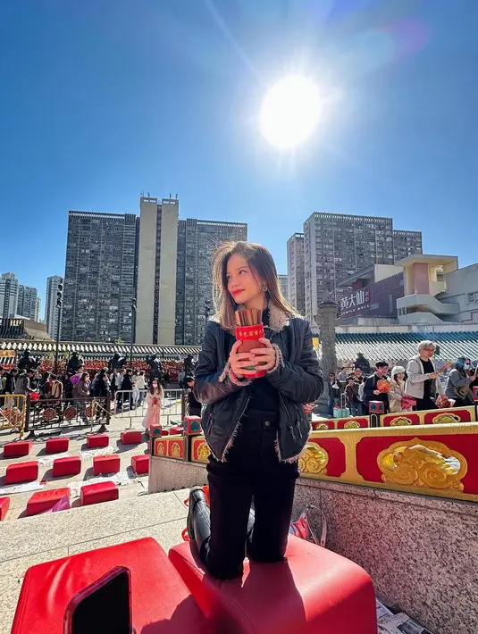 Pengalamannya di Hongkong terasa semakin lengkap ketika Bella mengunjungi sebuah kuil. Saat jemaahnya sudah selesai berdoa, Bella mengabadikan potretnya yang sedang berada di atas tempat duduk merah sambil memegang kotak stik keberuntungan. (Liputan6.com/IG/@bellagap)