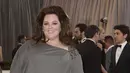 Melissa McCarthy terlihat glamor dengan gaun abu-abu yang menjuntai indah hingga menyentuh lantai. Tak lupa dengan aksesoris anting-anting dan dompet yang senada warnanya. (Bintang/EPA)