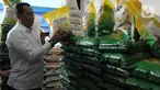 Direktur Utama Perum Bulog Budi Waseso (Buwas) mendatangi Pasar Perumnas Klender untuk  melakukan "Grebek Pasar" di Pasar Perumnas Klender, Jakarta Timur, Senin (28/8/2023). (merdeka.com/Imam Buhori)