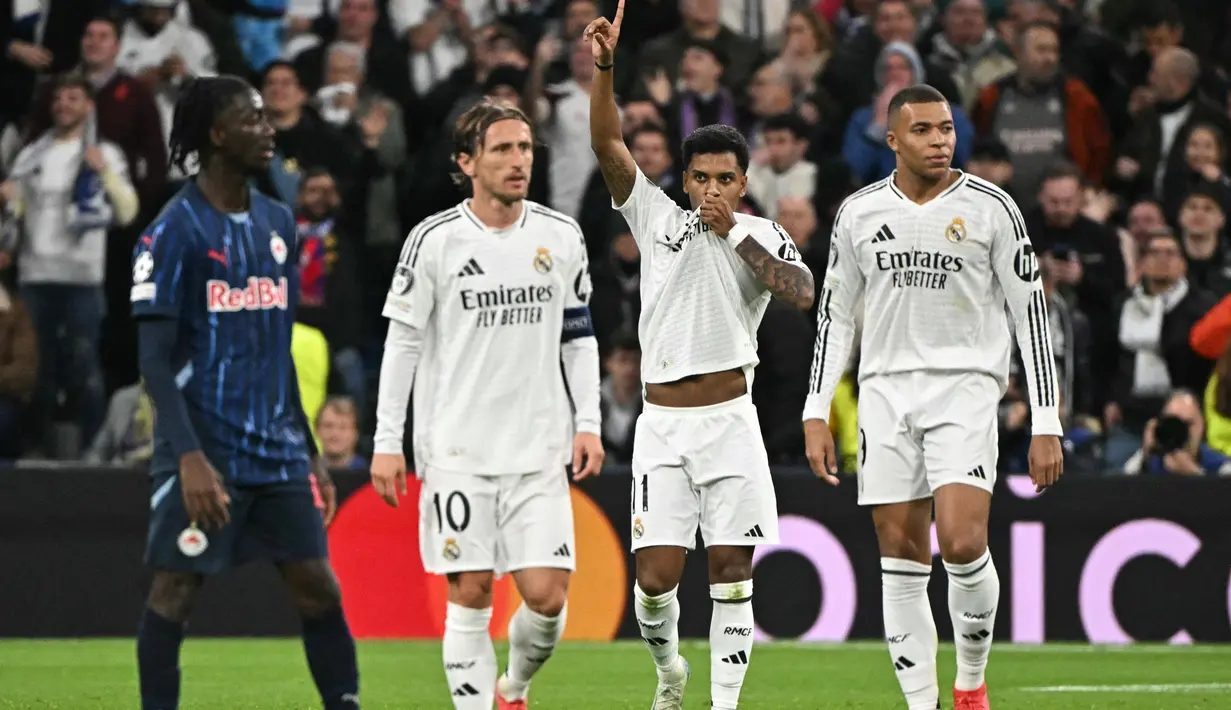 Hingga turun minum, Real Madrid unggul 2-0 atas RB Salzburg. (JAVIER SORIANO/AFP)