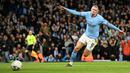 <p>Pemain Manchester City, Erling Haaland melakukan selebrasi setelah mencetak gol ke gawang Burnley pada laga perempat final FA Cup 2022/2023 di Etihad Stadium, Manchester, 18 Maret 2023. The Cityzens diketahui mengontrak Haaland sampai tahun 2027. Bomber asal Norwegia tersebut saat ini mendapatkan gaji sebesar 402.250 pounds per pekan. (AFP/Oli Scarff)</p>