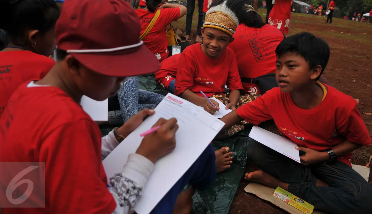 Seorang anggota sahabat anak marjinal dari Jabodetabek menulis surat untuk menyampaikan aspirasinya di Bumi Perkemahan Ragunan, Jakarta, Sabtu (30/7). Kegiatan menulis surat yang mengusung tema 'Gizi untuk Prestasi'. (Liputan6.com/Gempur  M Surya)