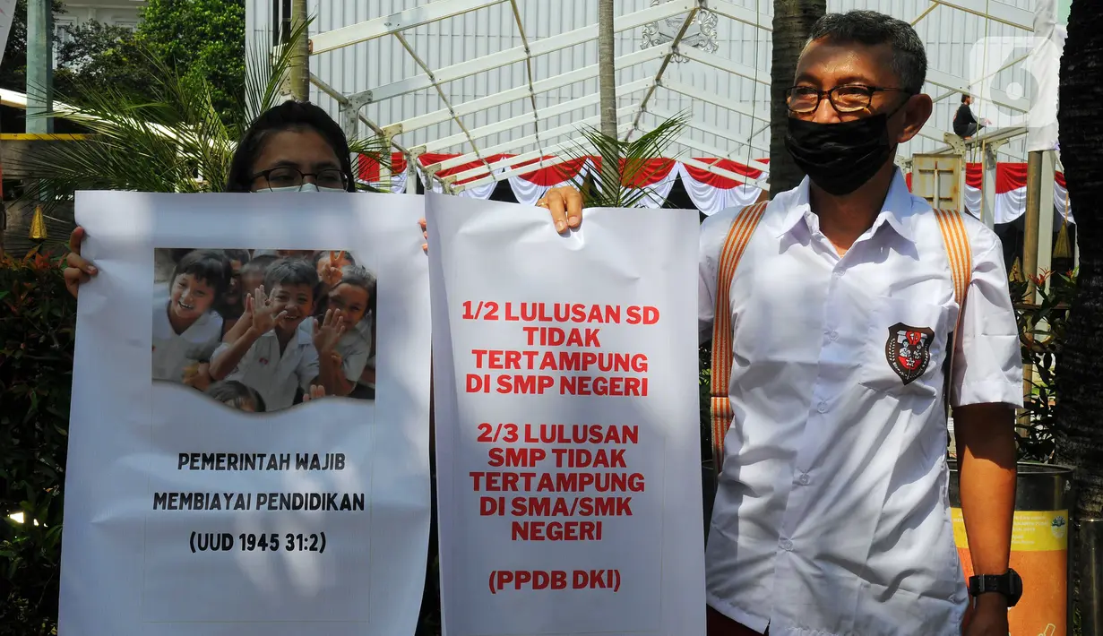 Sebelum melakukan aksi unjuk rasa hari ini, mereka juga sempat melakukan mediasi dengan Dinas Pendidikan DKI Jakarta. Mediasi yang dilakukan juga tidak hanya sekali. (merdeka.com/Imam Buhori)