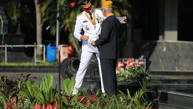 Gubernur Ganjar Pranowo mengundang pejuang veteran kemerdekaan naik ke podium inspektur upacara saat Upacara HUT RI ke-75 di halaman Kantor Gubernur Jateng.