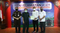Wali Kota Surabaya Eri Cahyadi menerima penyerahan aset ke Pemkot Surabaya. (Dian Kurniawan/Liputan6.com)
