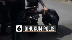 Nasib apes dialami oleh pengendara motor ini karena harus dihukum polisi akibat menggunakan knalpot bising dan motornya rusak.