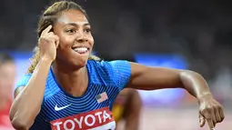 Pelari Amerika Serikat, Kori Carter merayakan kemenangannya di nomor lari 400 meter halang rintang gelaran Kejuaraan Dunia Atletik 2017 yang berlangsung di London, Inggris, 10 Agustus 2017. (Jewel SAMAD/ AFP) 