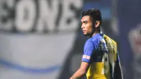 HIJRAH - Karena aktivitas Arema Cronus terhenti, Feri Aman Saragih melanglang ke Makassar jadi pemain bayaran di Liga Ramadhan. (Bola.com/Kevin Setiawan)