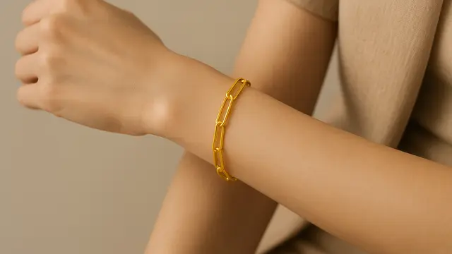 Model Gelang Emas 24 Karat Paperclip Minimalis yang Lagi Hits 2025/Ilustrasi gambar AI