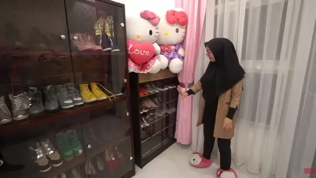 Didesain Serba Pink Bertema Hello Kitty, Ini 6 Potret Kamar Ria Ricis