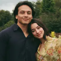Ameera Khan Model Asal Malaysia Kekasih Jefri Nichol mengenakan kebaya. [@littlemisskhan]