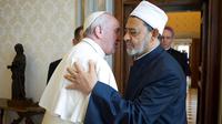 Paus Fransiskus bertemu (kiri) memeluk Imam Besar Al-Azhar Sheikh Ahmed Mohamed el-Tayeb di Vatikan, Senin (23/5). Pelukan bersejarah ini sekaligus menjadi awal pemulihan hubungan yang membeku selama lima tahun terakhir. (Handout/Osservatore Romano/AFP)