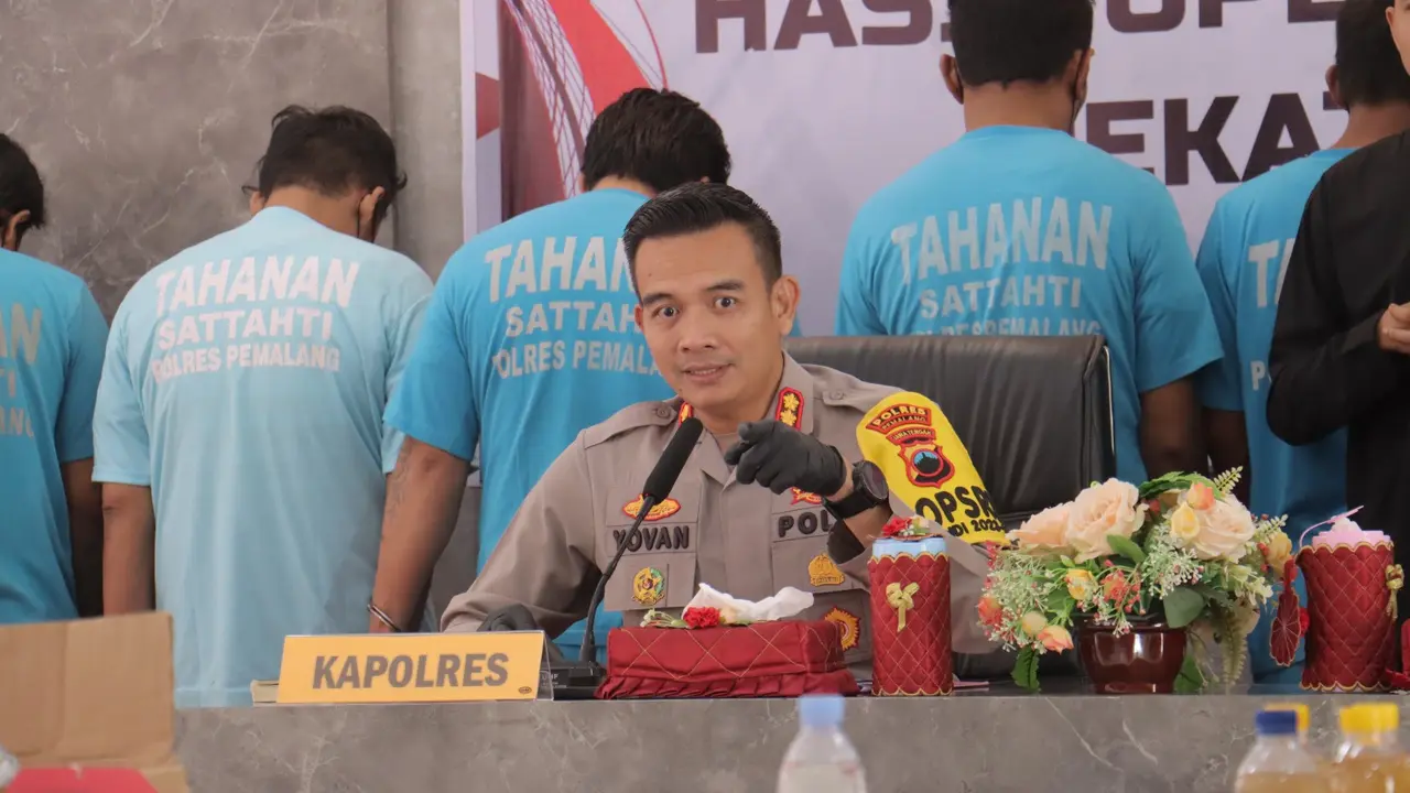 Kapolres Pemalang AKBP Yovan Fatika Handhiska Aprilaya saat konferensi pers di Aula Tribratamuhamad r