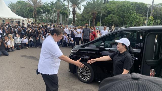 Ketua DPP PDIP Puan menemui Ketua Umum Partai Golkar Airlangga Hartarto di kawasan Monas untuk jalan sehat bersama.