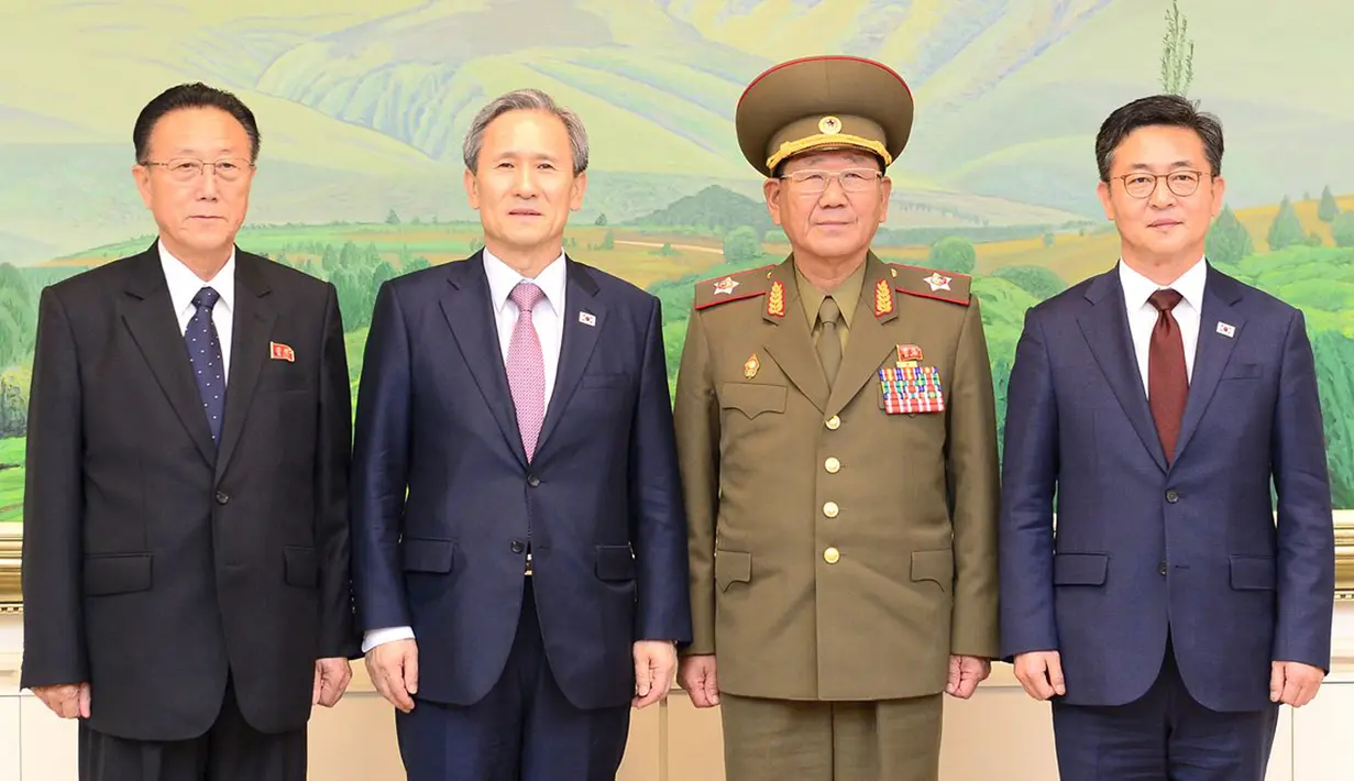 Delegasi Korea Selatan (Korsel) dan Korea Utara (Korut) berfoto bersama usai melakukan pertemuan di Istana Presiden Korsel (25/8/2015). (REUTERS/Yonhap)