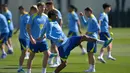 Penyerang Barcelona asal Spanyol, Lamine Yamal bersama rekan setimnya saat sesi latihan menjelang pertandingan leg pertama perempat final Liga Champions 2025/2026 melawan Atletico Madrid di lapangan latihan Joan Gamper, Sant Joan Despi, dekat Barcelona, pada Selasa 7 April 2026. Setelah sukses mengamankan kemenangan krusial dengan skor 2-1 dalam lanjutan Liga Spanyol musim 2025/2026, Barcelona akan kembali berhadapan dengan Atletico Madrid. (MANAURE QUINTERO/AFP)